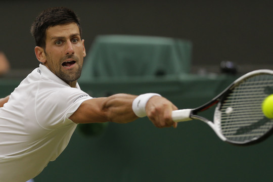 Novakas Džokovičius ir toliau lipa Vimbldono laiptais finalo link