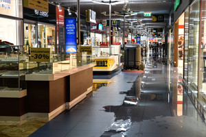 Patvino Vilniaus „Akropolis“: liūties neatlaikė lietvamzdis