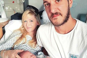 Sergančio kūdikio istorija supriešino pasaulį: pasisakė net popiežius 