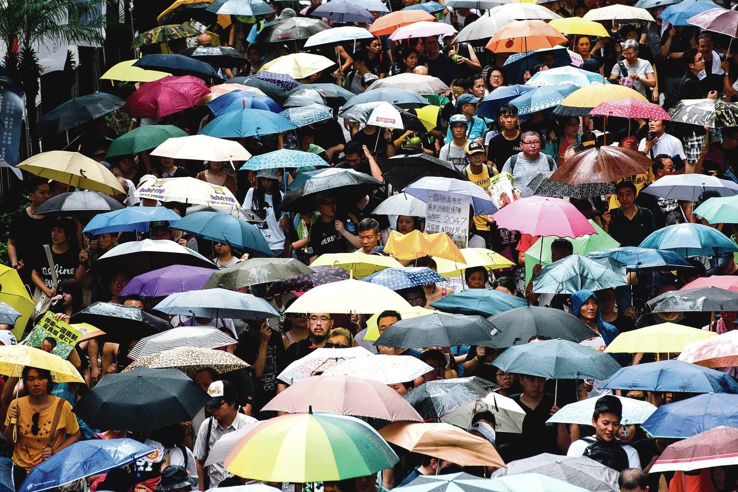 Daugybė skėčių buvo pavogta.<br>AFP/„Scanpix“ nuotr.