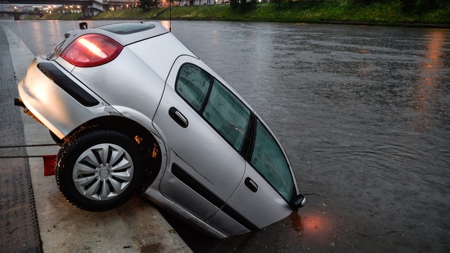 Vilnių merkiant stipriam lietui į Nerį nuslydo automobilis