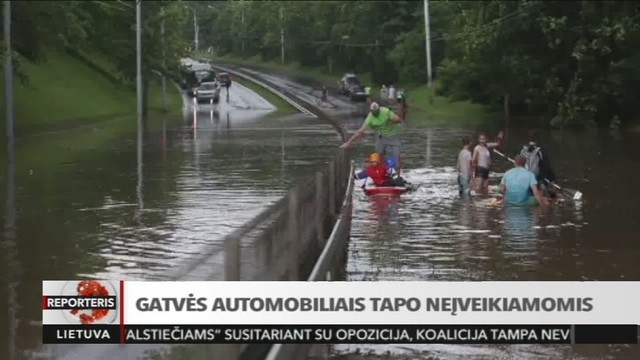 Gatvės automobiliais tapo neįveikiamos