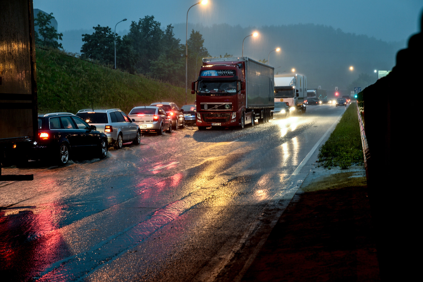 Antradienio vakarą eismo sąlygos Vilniaus gatvėse buvo labai sudėtingos. <br> V.Ščiavinsko nuotr.