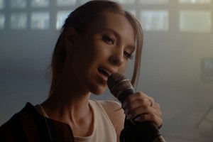 Dainininkė Justė Starinskaitė pristato gyvai atlikto kūrinio „Arčiau nei arti“ vaizdo klipą