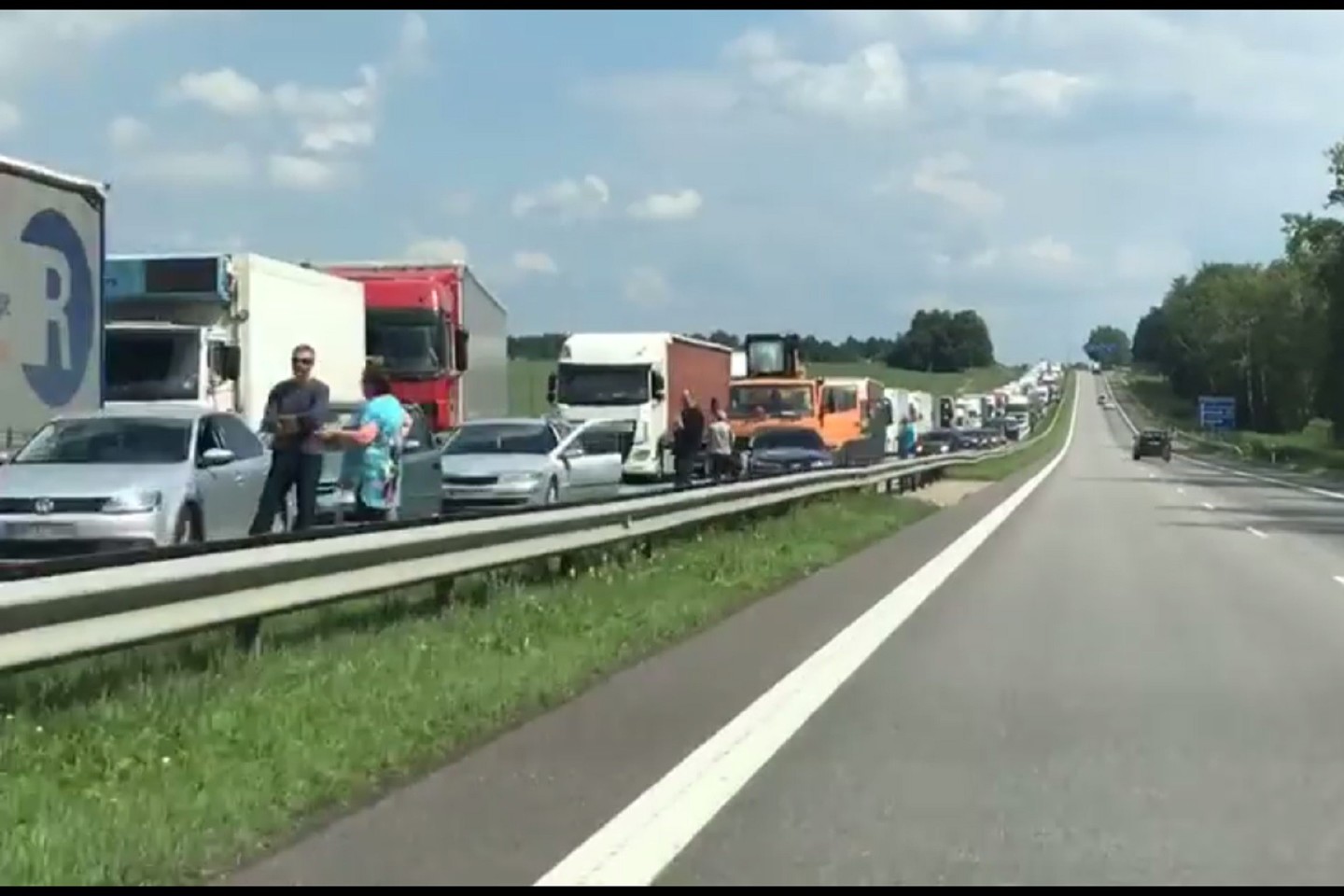Magistralėje Vilnius-Kaunas susidarė didžiulė spūstis.