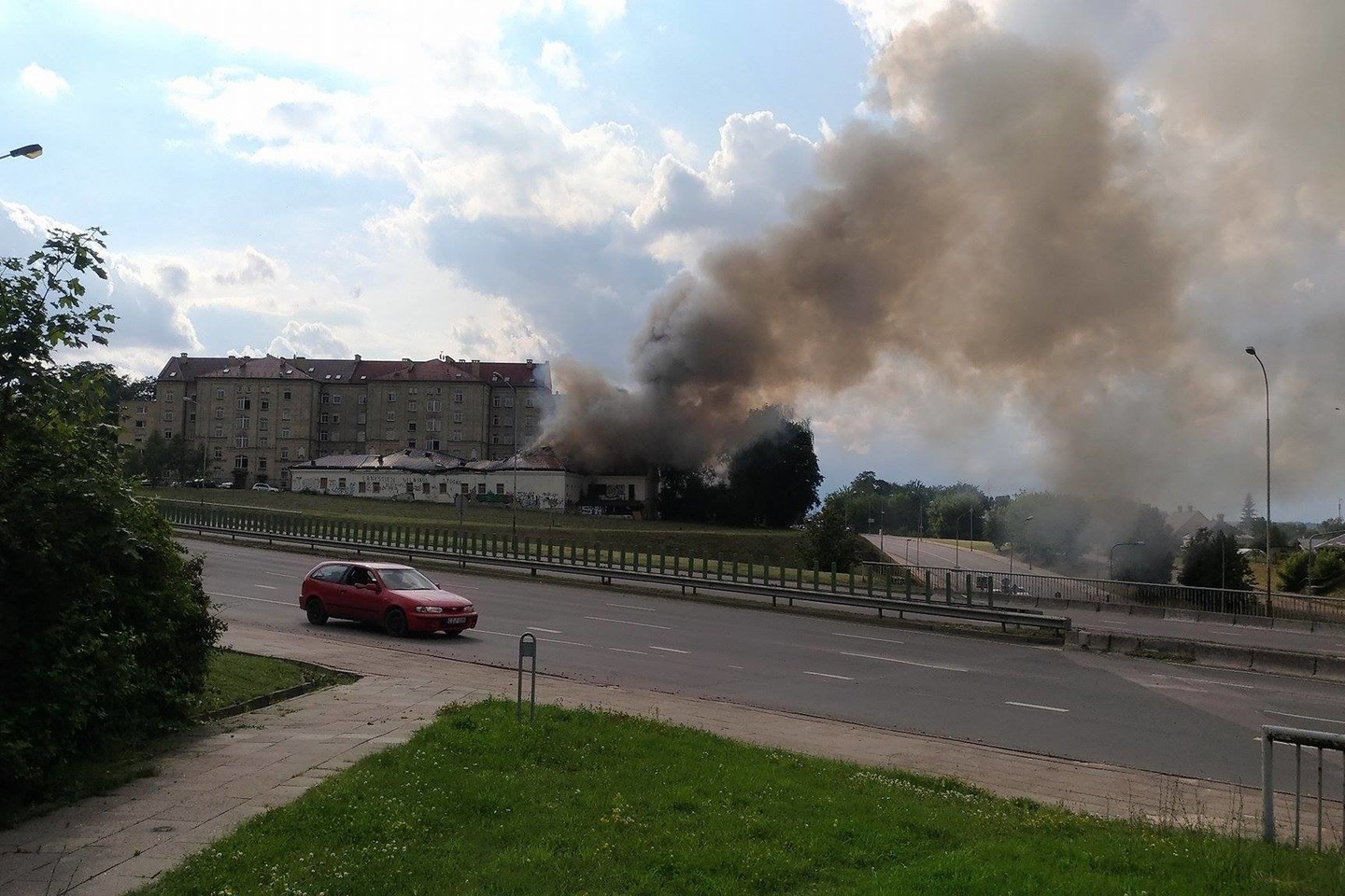 Vilniuje užsiliepsnojo apleista pirtis.