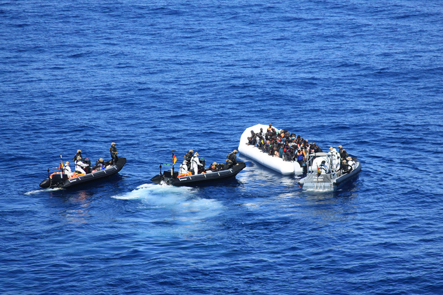 Ankstų trečiadienio rytą pakrantės apsaugos tarnybos laivas atplukdė 481 migrantą į Sicilijos Pocalo uostą.