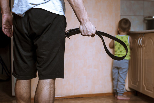 Dešimtmetis daužė darželio langus – taip atskleidė skaudžią šeimos dramą