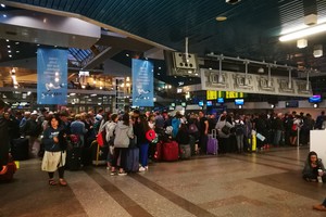 Paskutinę darbo dieną Vilniaus oro uoste  – didžiulės eilės nuo pat ryto