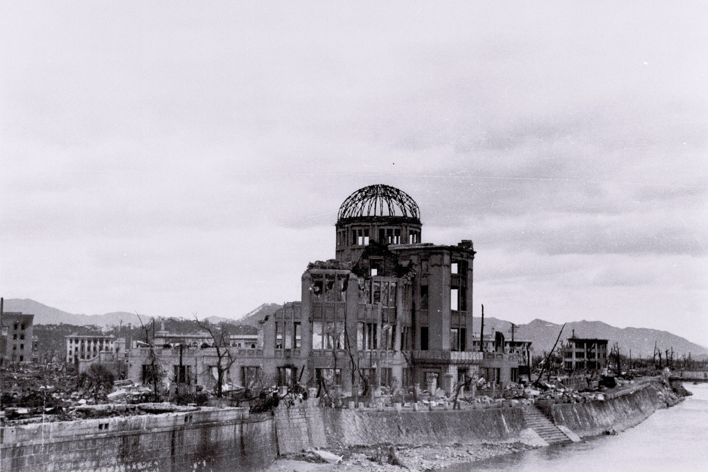  Hirošima po atominės bombos sprogimo buvo visiškai sunaikinta. <br>„Reuters“/„Scanpix“ nuotr. 