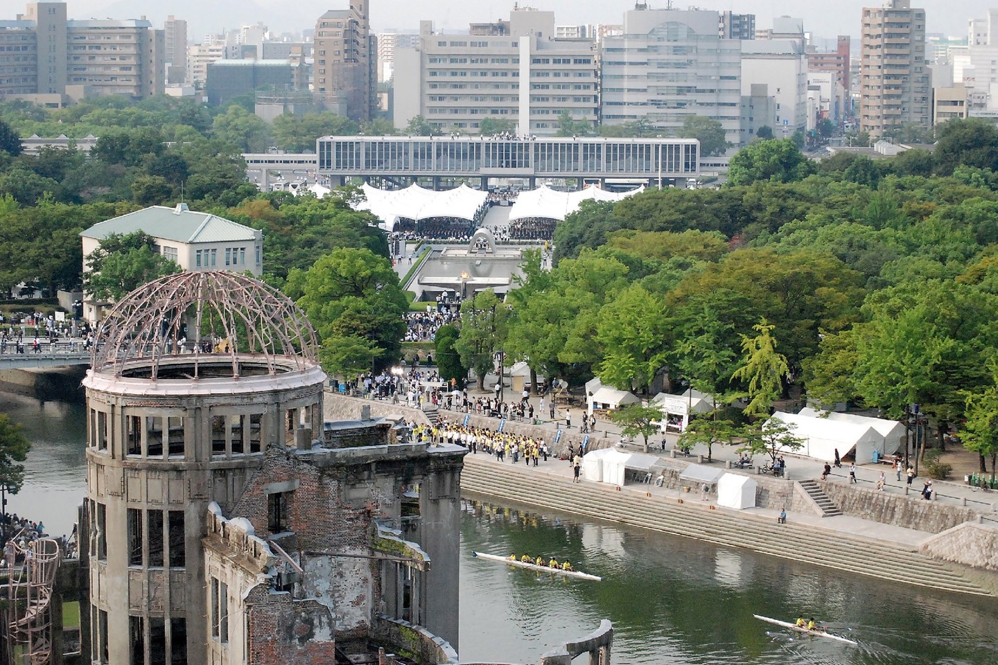 Hirošimos parodų rūmų kupolas liko nesugriautas ir tapo bombos aukų atminimo simboliu. <br>„Reuters“/„Scanpix“ nuotr. 