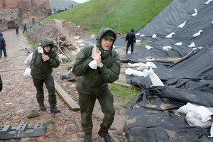 Liūties vanduo skverbiasi į Gedimino kalną: į pagalbą iškviesti kariai