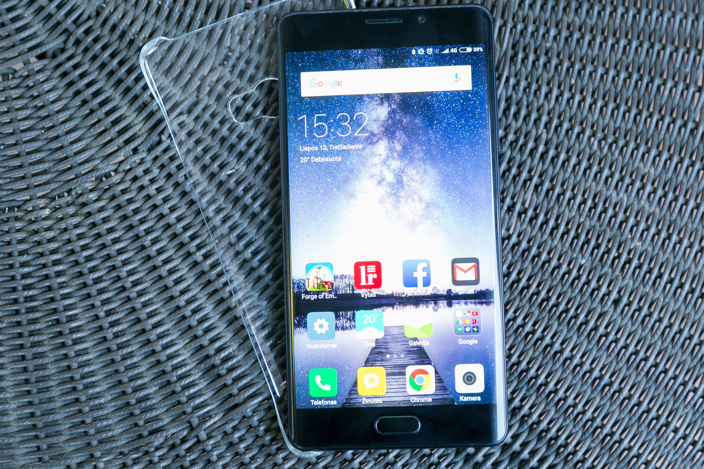 „Mi Note 2“ glotnus ir tvirtas, bet kiek slidokas. Šią problemą išsprendžia pakuotėje pridedamas permatomas minkštos plastmasės dangtelis. <br>T.Bauro nuotr.