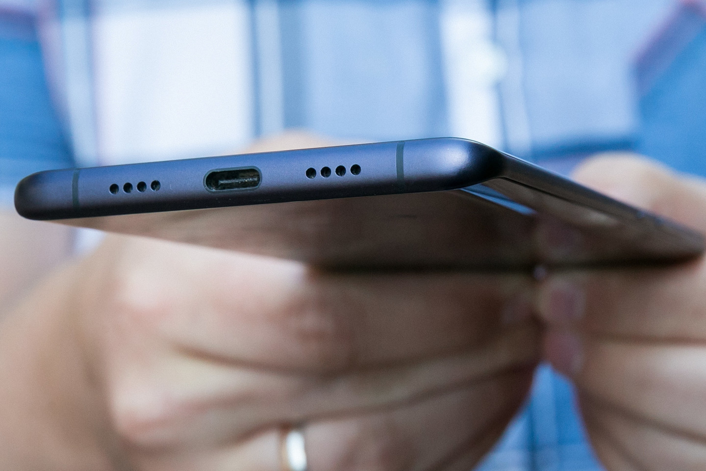 Telefono akumuliatorius įkraunamas ir duomenys perkeliami naująja USB-C jungtimi. <br>T.Bauro nuotr.
