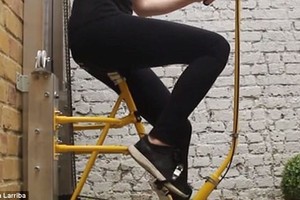Mergina sumanė pakaitalą liftui – vertikalų dviratį 
