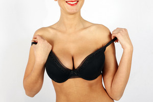 Graži krūtinė išgelbsti savivertę – štai ką moterys turi žinoti