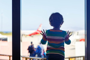 Skrydžio lėktuvu pasekmės berniuką pavertė patyčių objektu