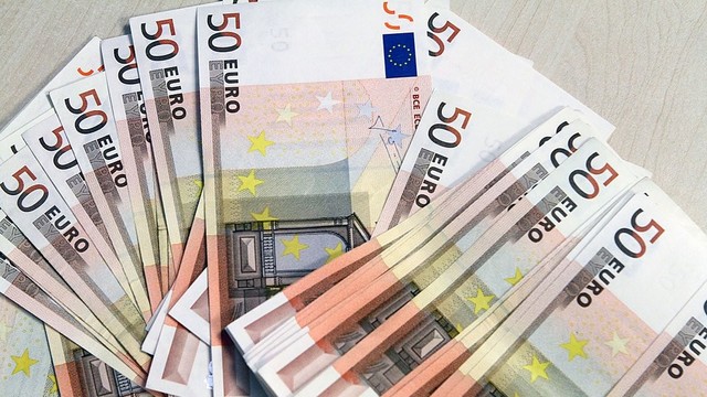 Dėl įtariamai padirbtų eurų sulaikyti 5 asmenys