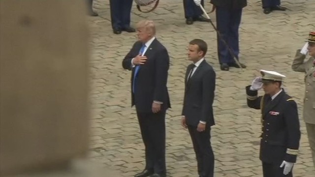 Donaldas Trumpas susitiko su jį kritikavusiu prezidentu Emanueliu Makronu