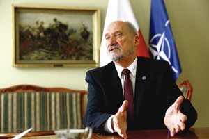 Lenkijos gynybos ministras įtariamas ryšiais su Kremliumi