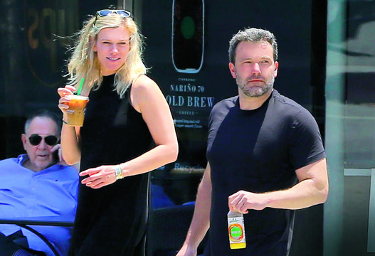 Benui Affleckui pamiršti nuopuolius padeda nauja mylimoji 