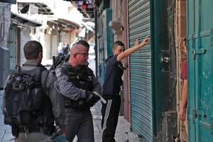 Prie Šventyklos kalno Jeruzalėje nukauti trys užpuolikai, žuvo du policininkai