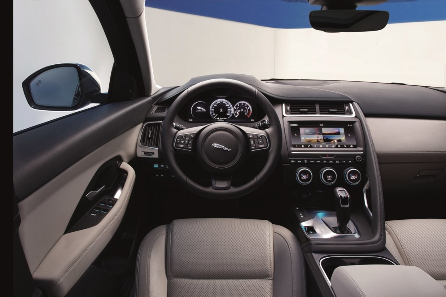 Ketvirtadienį Londone buvo pristatytas naujas „Jaguar E-Pace“ miesto visureigis. <br>Gamintojo nuotr.