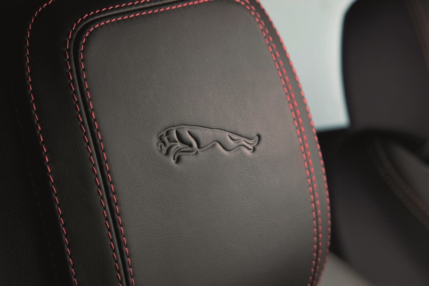 Ketvirtadienį Londone buvo pristatytas naujas „Jaguar E-Pace“ miesto visureigis. <br>Gamintojo nuotr.
