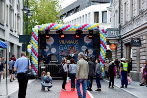 Atsinaujinusioje Vilniaus gatvėje – ir raudonas kilimas, ir akrobatai