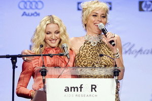 Karalienių kova: po 30 metų Madonna pagaliau susitaikė su Sharon Stone