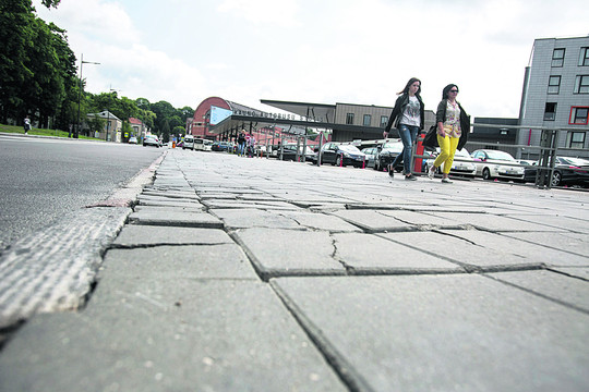 Brokas bado akis: naujas gatvės plyteles jau teks keisti