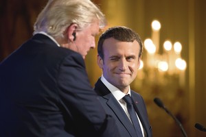 Paryžius įtiko svečiui iš JAV – Donaldas Trumpas atsiėmė savo žodžius