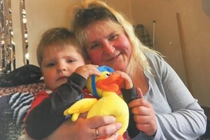 Vėžiu sirgusią mamą iki mirties slaugęs aštuonmetis lietuvis sulaukė britų apdovanojimo