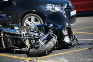 Tragedija Kėdainiuose: įsirėžęs į automobilį žuvo motociklininkas