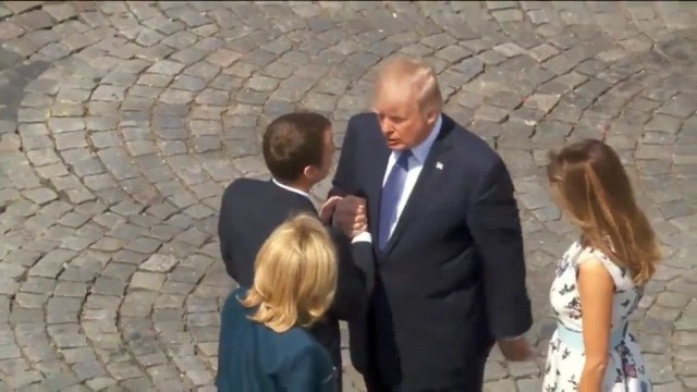 Donaldas Trumpas Prancūzijos prezidento ranką tąsė ilgai 