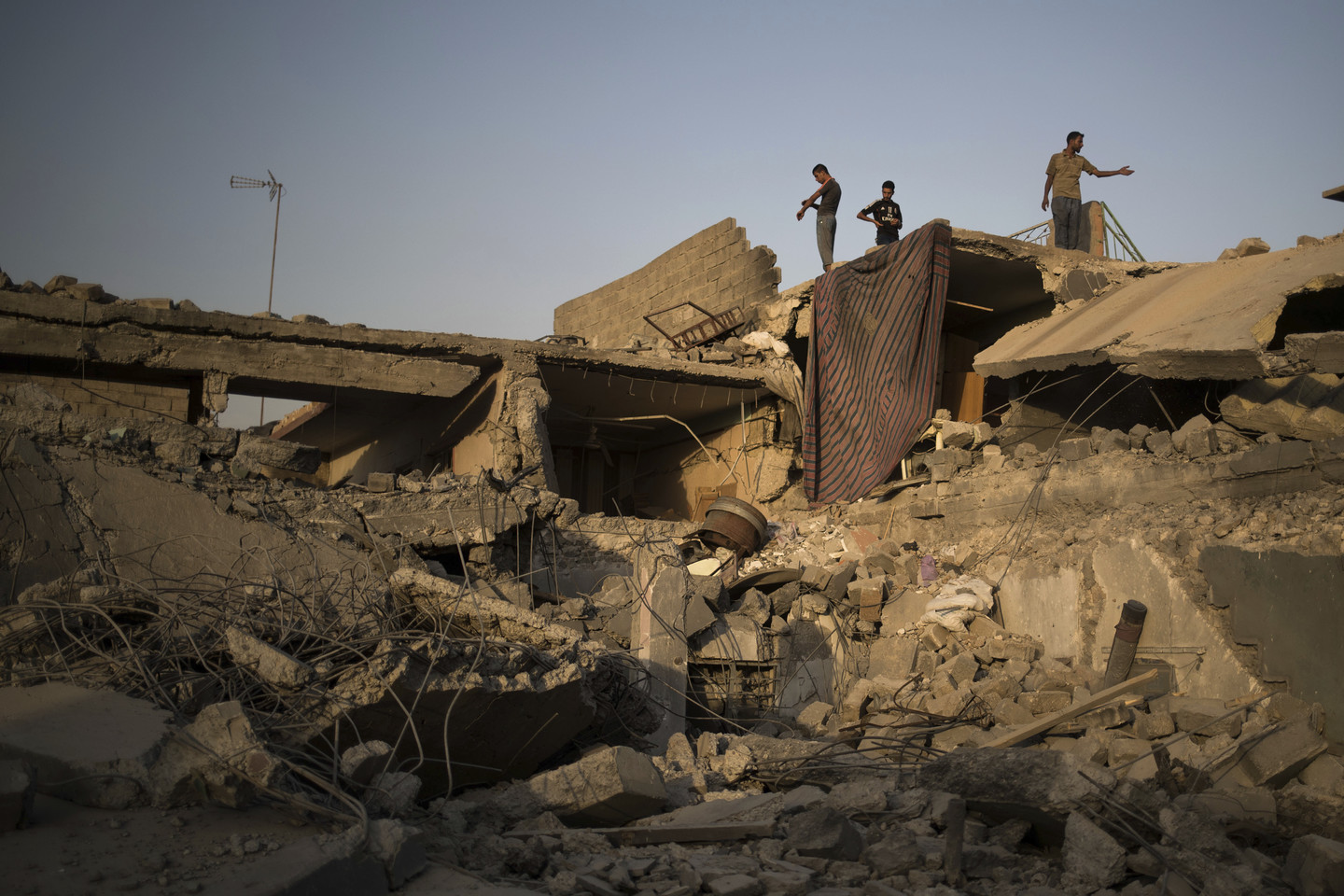 Didelė dalis Mosulo – visiškai sugriauta.<br> AP nuotr.