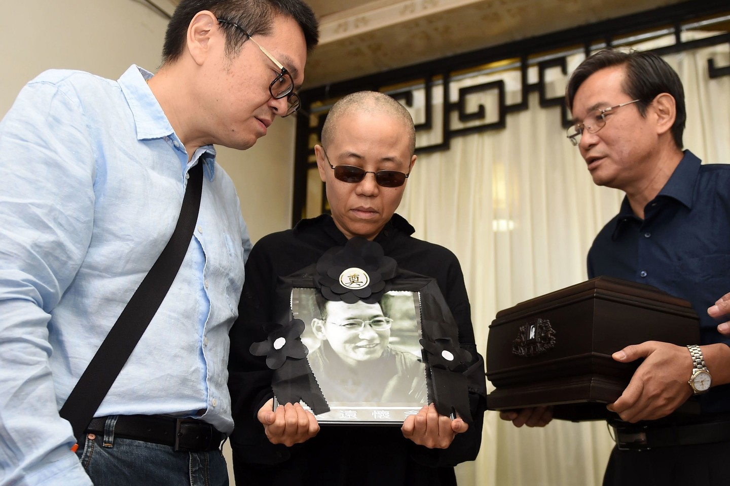  Palaidojus pelenus jūroje nebeliko vietos, kur Liu Xiaobo artimieji ir šalininkai galėtų susirinkti pareikšti pagarbos.<br> AFP/Scanpix nuotr.