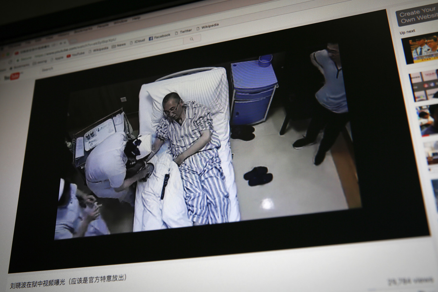 Liu Xiaobo lankė užsienio gydytojai.<br>AP nuotr.