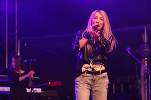 Žagarės vyšnių festivalyje – kirtis Naisiams ir nežinia kuo apmėtyta Džordana Butkutė