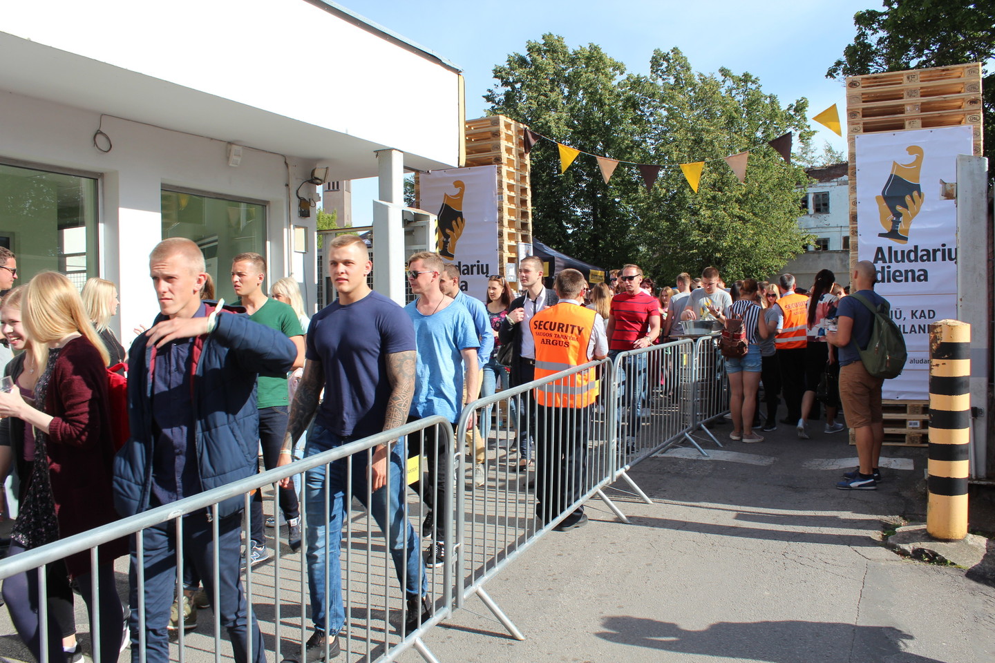 Aludarių šventė sutraukė minias žmonių.