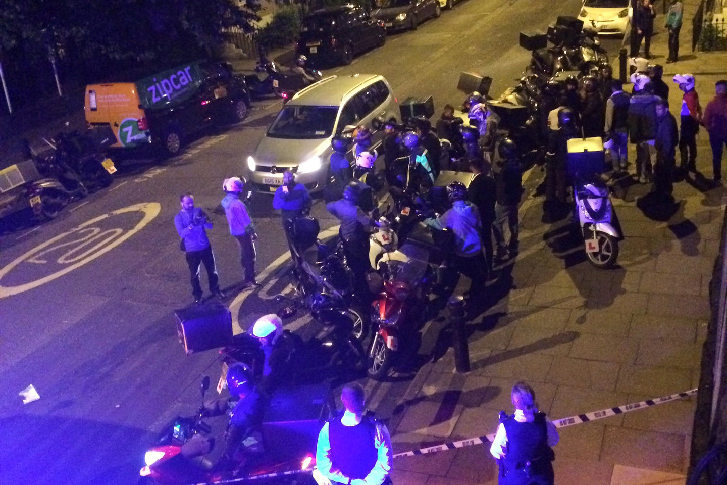 Londono gatvėje vaikinai apipurškė rūgštimi vairuotoją ir atėmė mopedą.