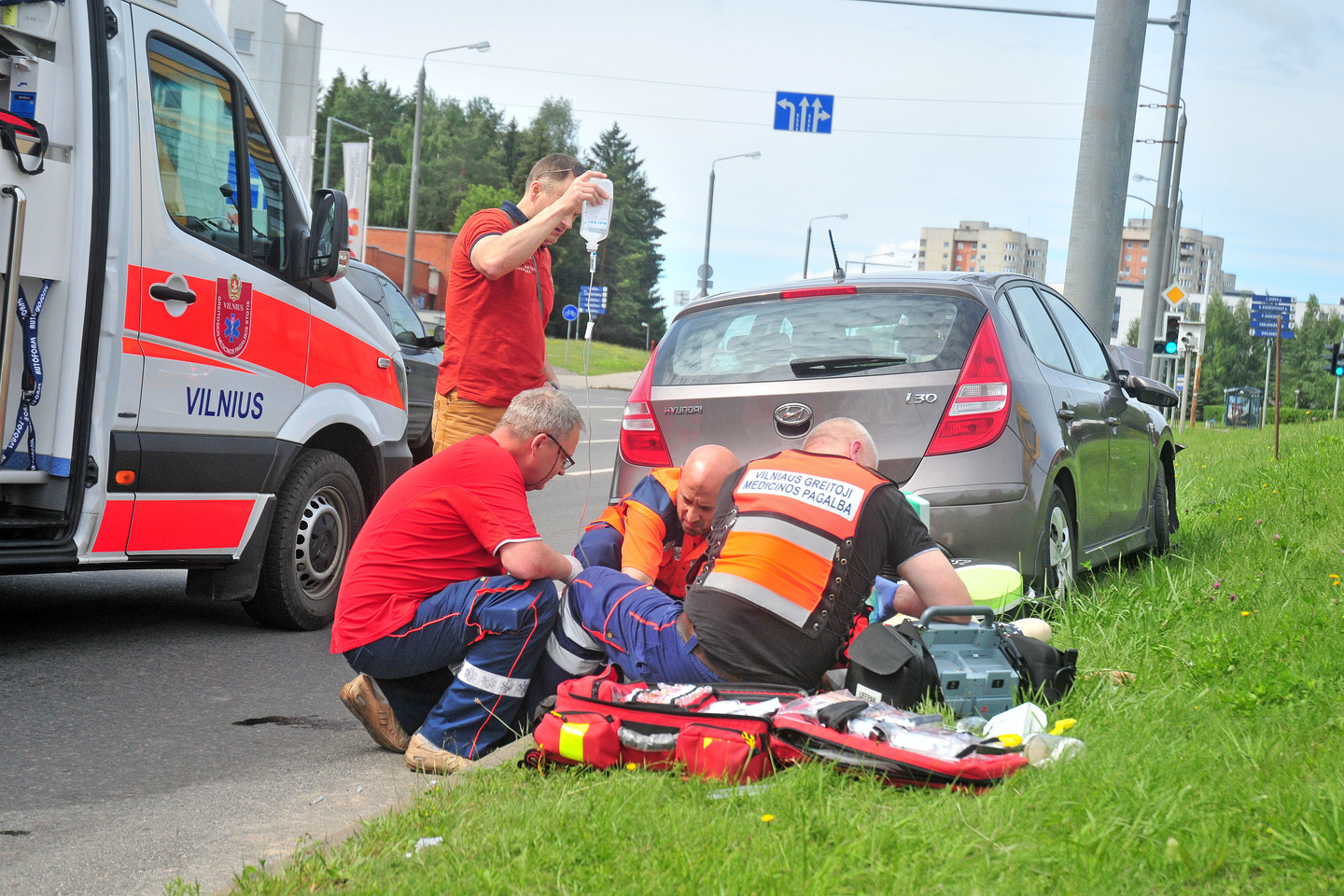 Po avarijos moteris buvo gaivinama beveik valandą, tačiau jos išgelbėti nepavyko.