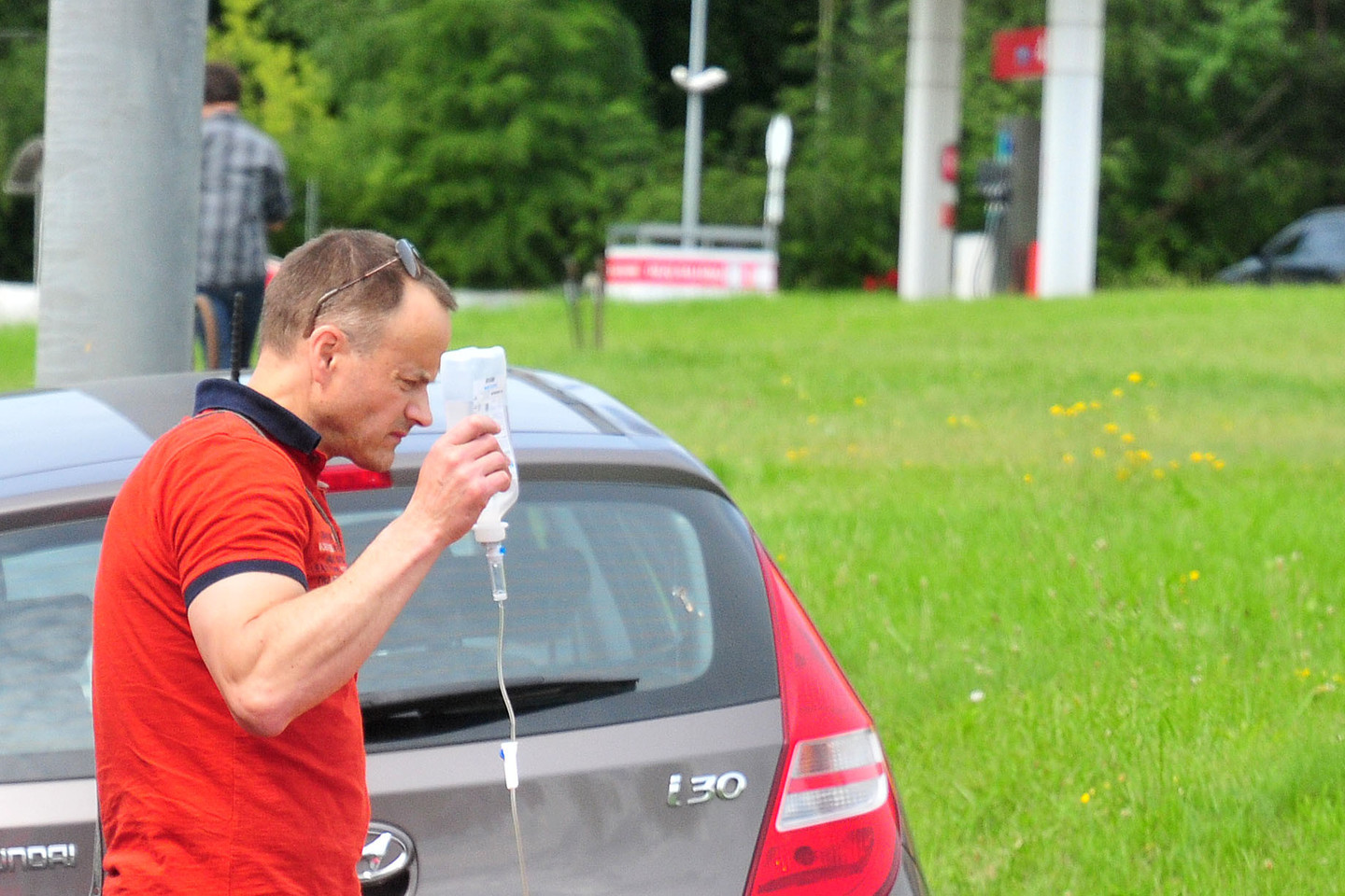 Pirmasis moterį gaivinti puolė teismo medikas Tadas Bimba.<br> A.Vaitkevičiaus nuotr.