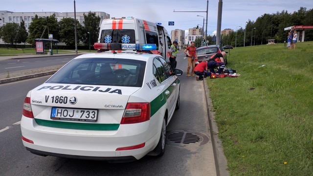 Vilniuje sąmonės netekusi vairuotoja rėžėsi į stulpą ir mirė