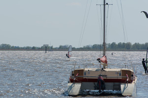 Rygoje katamaranui stiebu kliudžius elektros liniją sužeisti 12 žmonių