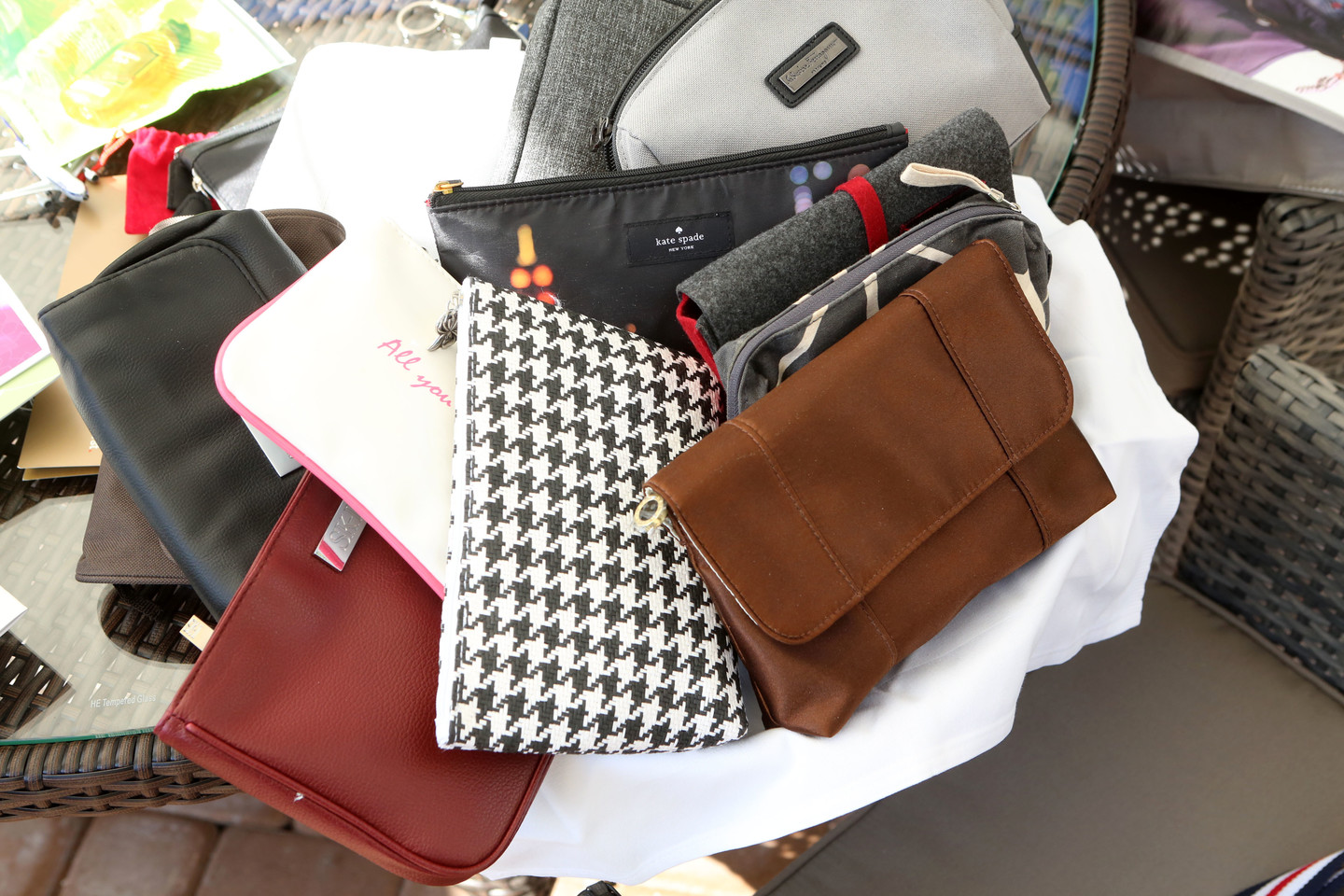 Vykdamas į tolimas šalis jis netaupo avialinijų paslaugoms ir dažnai kelionę renkasi verslo klase. Ilgus skrydžius vilniečiui primena ne tik patirti įspūdžiai, bet ir lėktuvų valgiaraščiai, kitos mielos dovanos.<br> M.Patašiaus nuotr.