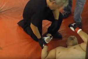 Dar viena mirtis ringe – po nokauto atsistojo, bet po to krito negyvas