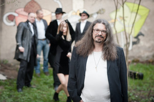 Dainininką Aleksandrą Makejevą linksmina jį lydintys absurdiški gandai