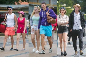 Drąsios merginos nepabūgo šalto Palangos oro ir demonstravo apnuogintas kojas