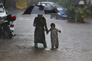 Indijoje dėl musono žuvusių žmonių skaičius išaugo iki mažiausiai 76